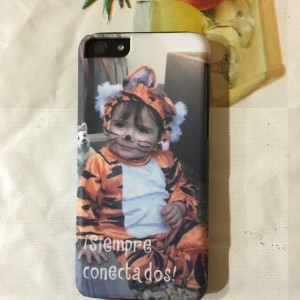 Carcasa para iPhone con foto de bebé disfrazado de tigre y texto: Siempre conectados.