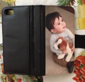 Funda con protector de pantalla para iPhone con foto de bebé abrazando perrito de peluche.