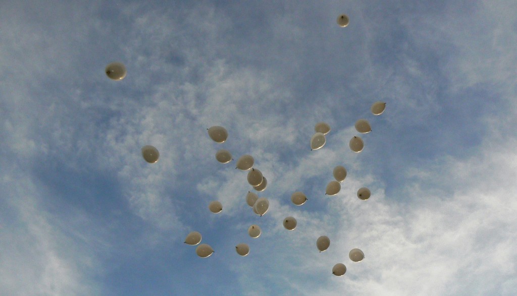 Globos blancos volando en el cielo